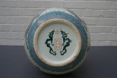 Une paire de vases de forme bouteille en porcelaine de Chine doucai, marque de Qianlong, 19&egrave;me