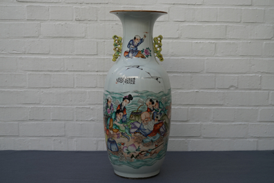 A Chinese famille rose two-sided design vase, 19/20th C.