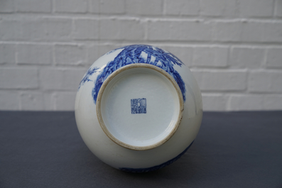 Un vase de forme hu en porcelaine de Chine bleu et blanc, marque de Qianlong, 19/20&egrave;me