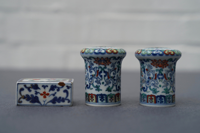 Un poids et deux t&ecirc;tes de rouleau en porcelaine de Chine doucai et famille rose, 19/20&egrave;me