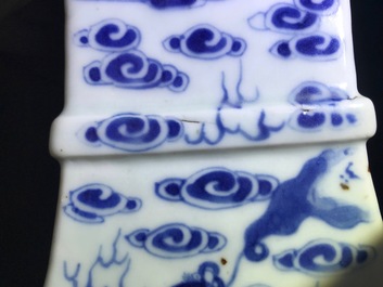 Une garniture d'autel au br&ucirc;le-parfum en porcelaine de Chine bleu et blanc, 19&egrave;me