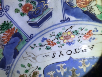 Un plat en porcelaine de Chine famille verte aux armes d'Artois, Kangxi/Yongzheng