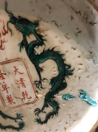 Een paar grote Chinese doucai vazen met draken, Qianlong merk, 19e eeuw