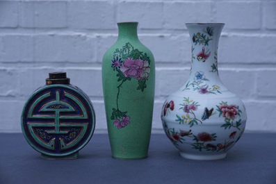 Trois vases en porcelaine de Chine famille rose, deux marques de Qianlong, 19/20&egrave;me