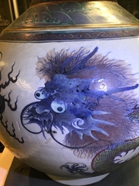 Une paire de vases de forme bouteille en porcelaine de Chine doucai, marque de Qianlong, 19&egrave;me