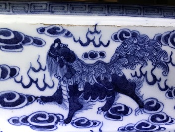 Une garniture d'autel au br&ucirc;le-parfum en porcelaine de Chine bleu et blanc, 19&egrave;me