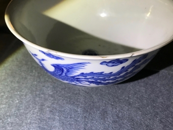 Un bol en porcelaine de Chine bleu et blanc &agrave; d&eacute;cor de ph&eacute;nix, marque de Chenghua, Kangxi