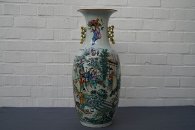 A Chinese famille rose two-sided design vase, 19/20th C.