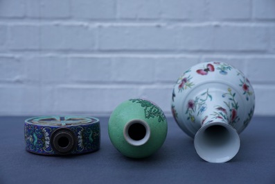 Trois vases en porcelaine de Chine famille rose, deux marques de Qianlong, 19/20&egrave;me