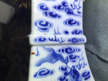 Une garniture d'autel au br&ucirc;le-parfum en porcelaine de Chine bleu et blanc, 19&egrave;me