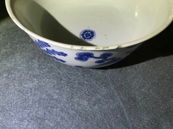 Un bol en porcelaine de Chine bleu et blanc &agrave; d&eacute;cor de ph&eacute;nix, marque de Chenghua, Kangxi