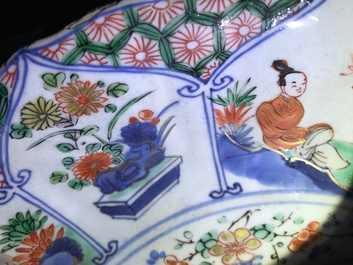 Un plat en porcelaine de Chine famille verte aux armes d'Artois, Kangxi/Yongzheng