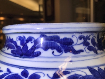 Een grote Chinese blauwwitte dekselvaas met figuratieve medaillons, Wanli, Ming