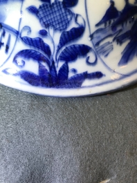 Een grote Chinese blauwwitte dekselvaas met figuratieve medaillons, Wanli, Ming