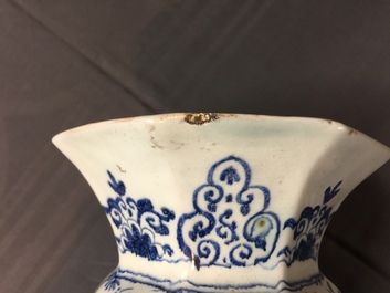 Une paire de tr&egrave;s grands vases en fa&iuml;ence de Delft bleu et blanc, d&eacute;but du 18&egrave;me