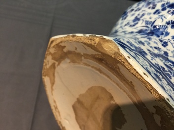 Une paire de tr&egrave;s grands vases en fa&iuml;ence de Delft bleu et blanc, d&eacute;but du 18&egrave;me