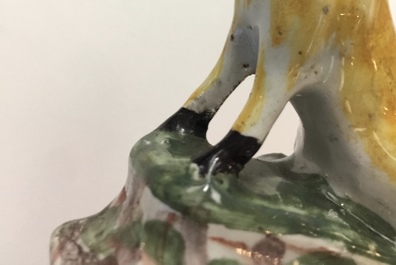 Een paar polychrome Delftse miniatuur hondjes, 18e eeuw