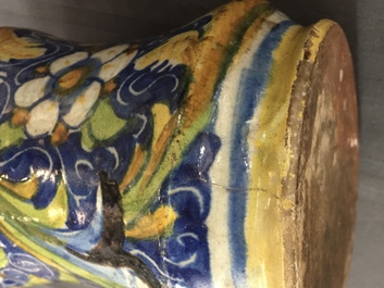 Een apothekerspot of 'albarello' in Italiaanse majolica, Veneti&euml;, 2e helft 16e eeuw