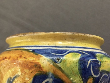 Een apothekerspot of 'albarello' in Italiaanse majolica, Veneti&euml;, 2e helft 16e eeuw