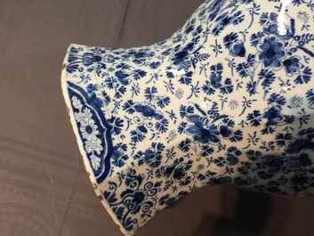 Une paire de tr&egrave;s grands vases en fa&iuml;ence de Delft bleu et blanc, d&eacute;but du 18&egrave;me