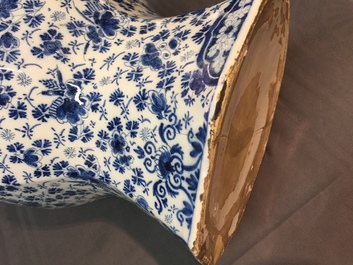 Une paire de tr&egrave;s grands vases en fa&iuml;ence de Delft bleu et blanc, d&eacute;but du 18&egrave;me