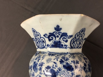 Une paire de tr&egrave;s grands vases en fa&iuml;ence de Delft bleu et blanc, d&eacute;but du 18&egrave;me