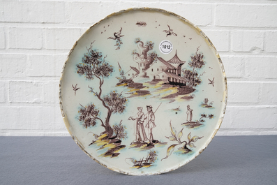 Een tazza met landschap in Italiaanse majolica, Pavia, atelier Levantino, 18e eeuw