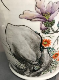 Deux vases en porcelaine de Chine famille rose aux double d&eacute;cors, 19/20&egrave;me