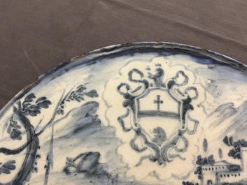 Een tazza met wapendecor in Italiaanse majolica, Savona, 18e eeuw