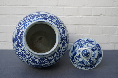 Un grand pot couvert en porcelaine de Chine bleu et blanc, Wanli, Ming