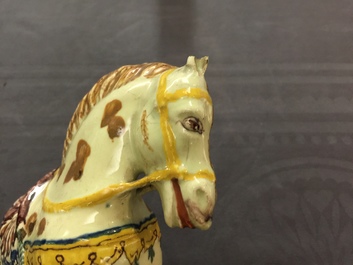 Une paire de mod&egrave;les de chevaux en fa&iuml;ence polychrome de Delft &agrave; fond vert clair, 18&egrave;me