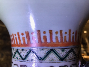 Un vase en porcelaine de Chine famille verte, 19&egrave;me