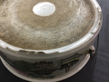 A round Chinese qianjiang cai tureen and cover, 19/20th C.