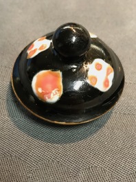 Une petite th&eacute;i&egrave;re couverte en porcelaine de Chine famille rose sur fond noir, Yongzheng/Qianlong