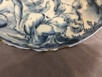 Een tazza met wapendecor in Italiaanse majolica, Savona, 18e eeuw