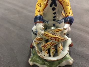 Un mod&egrave;le d'un homme se r&eacute;chauffant en fa&iuml;ence polychrome de Delft, 18&egrave;me