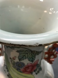 Deux vases en porcelaine de Chine famille rose aux double d&eacute;cors, 19/20&egrave;me