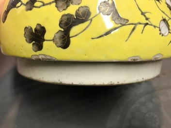 Un grand vase couvert en porcelaine de Chine de style Dayazhai, 19&egrave;me