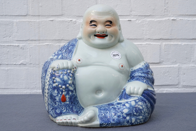 Une figure de Bouddha en porcelaine de Chine bleu et blanc, d&eacute;but du 20&egrave;me