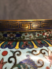 Een Chinese driepotige cloisonn&eacute; wierookbrander, 19/20e eeuw