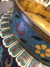 Een grote Chinese cloisonn&eacute; wierookbrander met lotusslingers, Ming/Qing