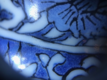 Un vase de forme bouteille en fa&iuml;ence de Delft bleu et blanc, fin du 17&egrave;me