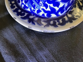 Une paire de vases couverts en porcelaine de Chine bleu et blanc, 19&egrave;me