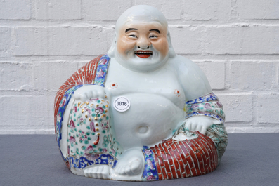 Une figure de Bouddha en porcelaine de Chine famille rose, 19/20&egrave;me