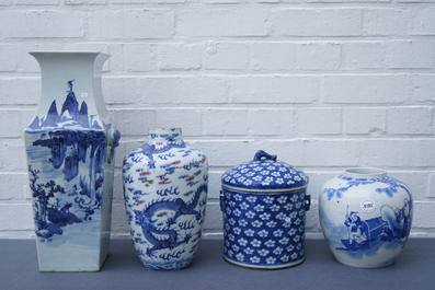 Trois vases et un pot couvert en porcelaine de Chine bleu et blanc, 19/20&egrave;me