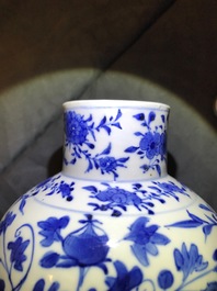 Une garniture de cinq vases en porcelaine de Chine bleu et blanc, marques de Kangxi, 19&egrave;me