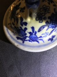 Une garniture de cinq vases en porcelaine de Chine bleu et blanc, marques de Kangxi, 19&egrave;me