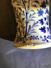 Een vijfdelig Chinees blauwwit kaststel met draken, Kangxi merken, 19e eeuw