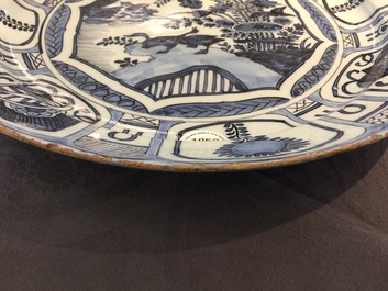 Een blauwwitte Delftse schotel met chinoiserie decor in kraak-stijl, laatste kwart 17e eeuw