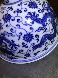 Een Chinese bluawwitte stem cup, Xuande merk, 19/20e eeuw